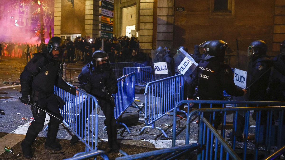 MADRID, 07/11/2023.- Altercados tras la manifestación convocada contra la amnistía, este martes frente a la sede del PSOE en Ferraz, en Madrid. EFE/SERGIO PÉREZ