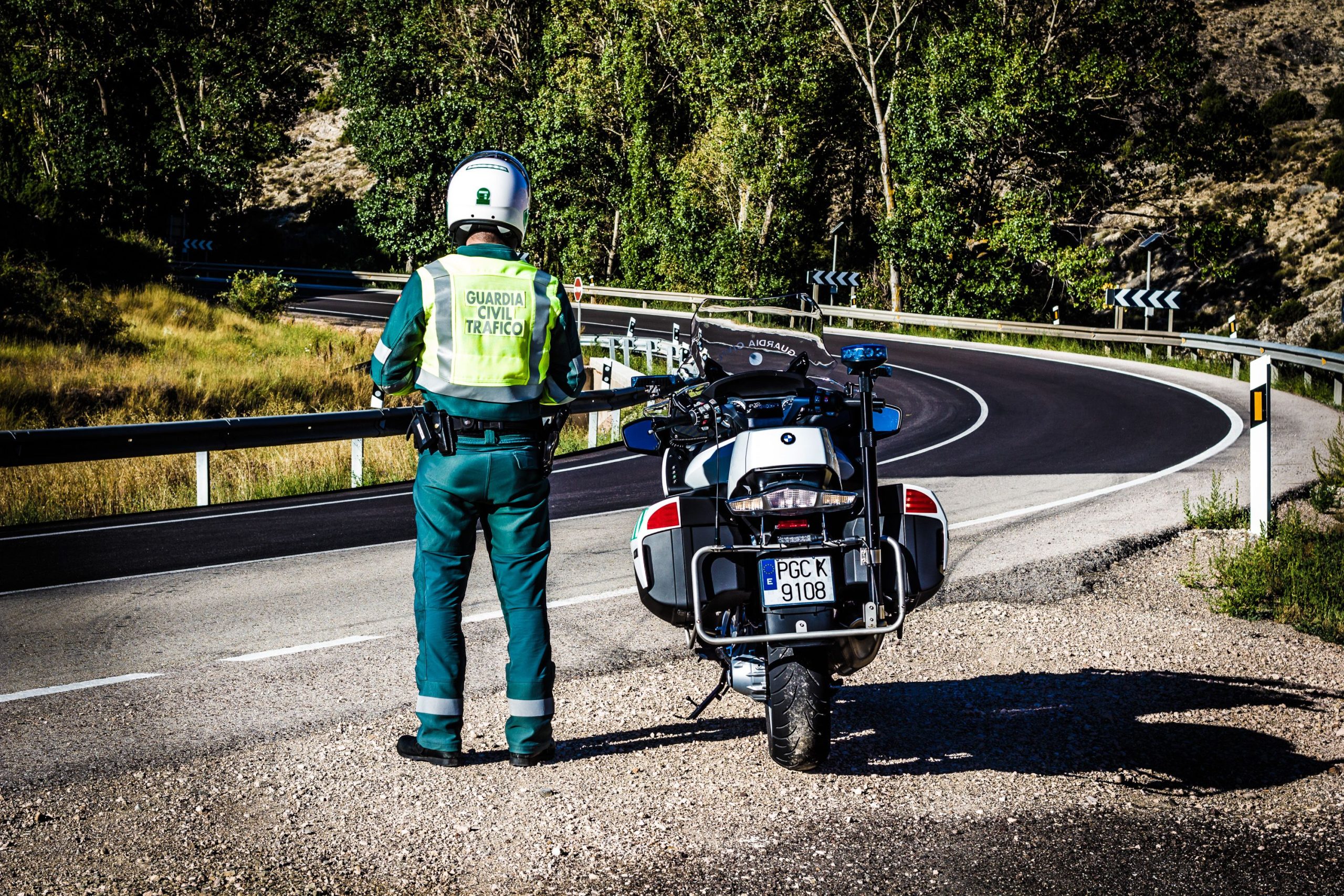 Agente de Tráfico vigilado una carretera