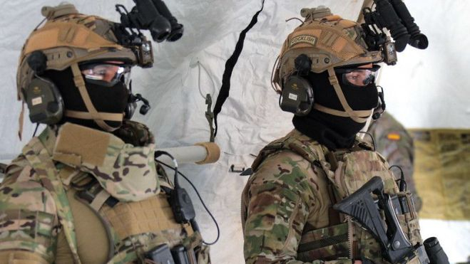 Miembros del MOE con equipo de visión
