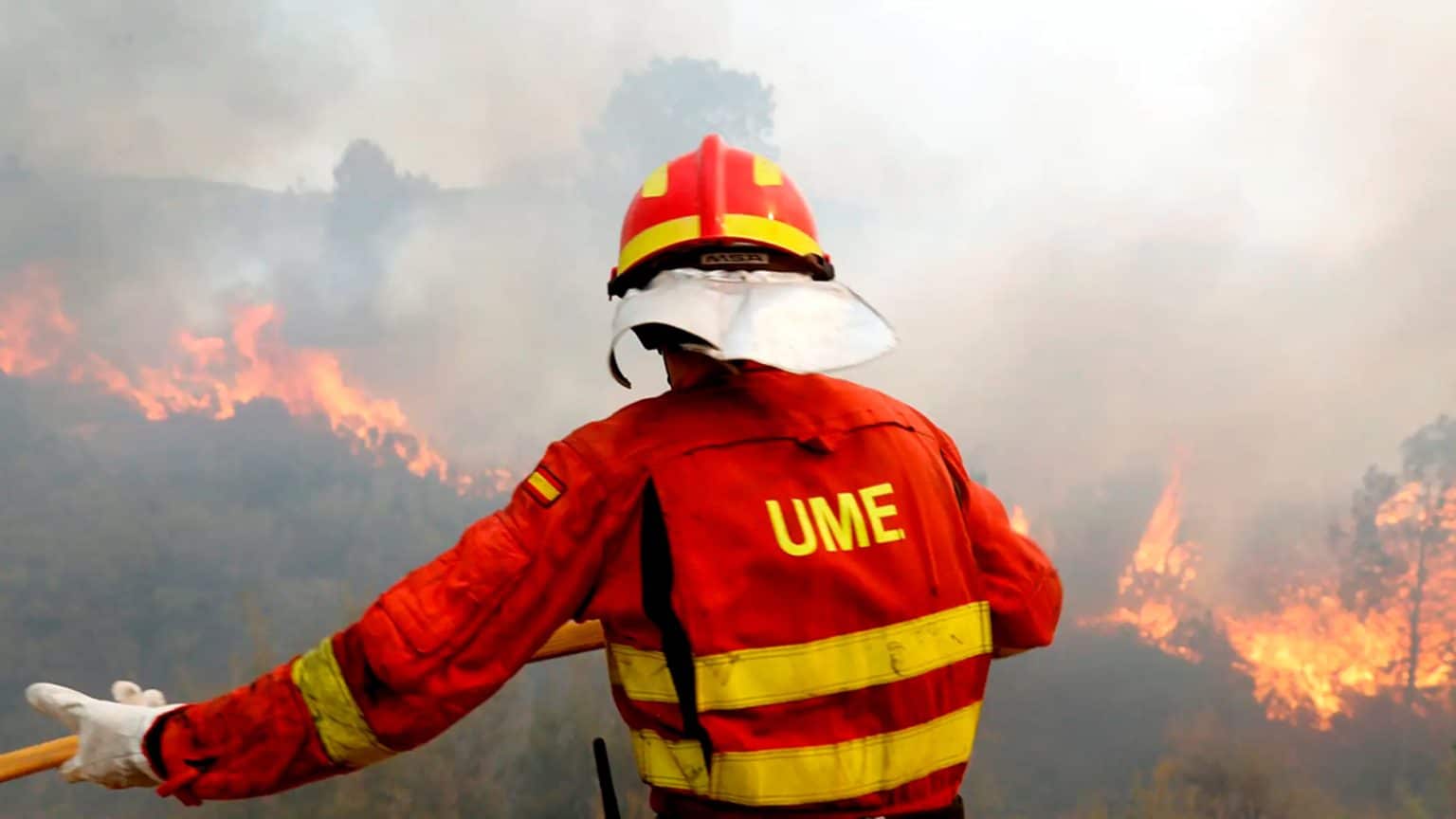 Miembro de la UME frente a un incendio