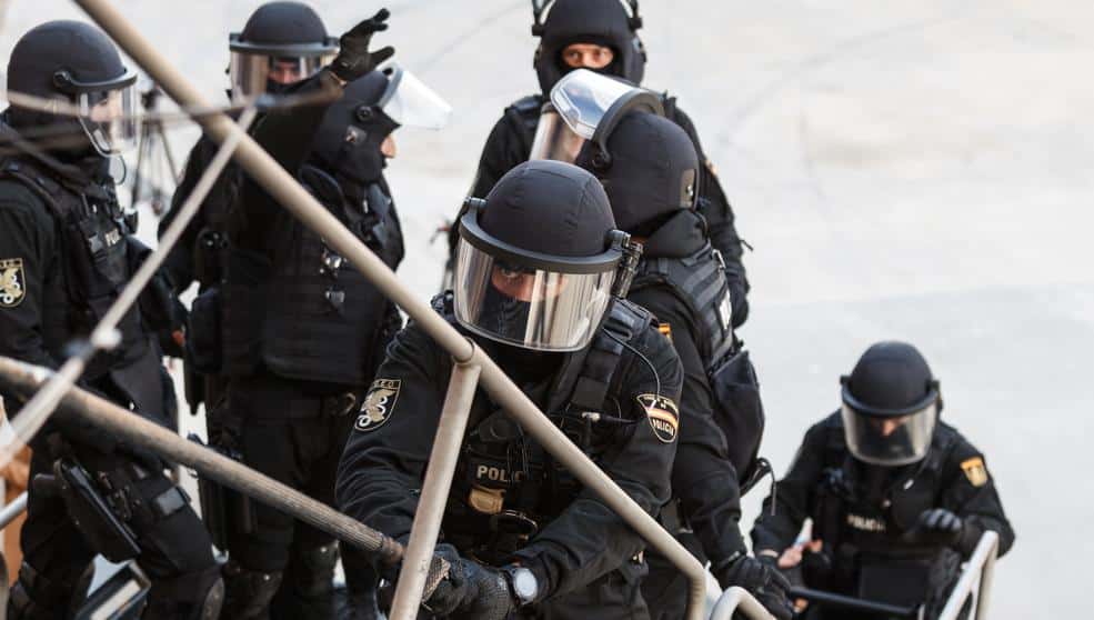 geos de la policia nacional española equipados