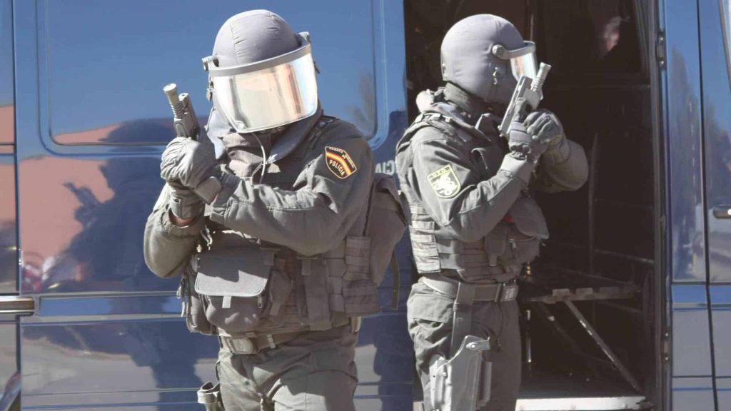 Geos de la policía nacional española equipados y uniformados