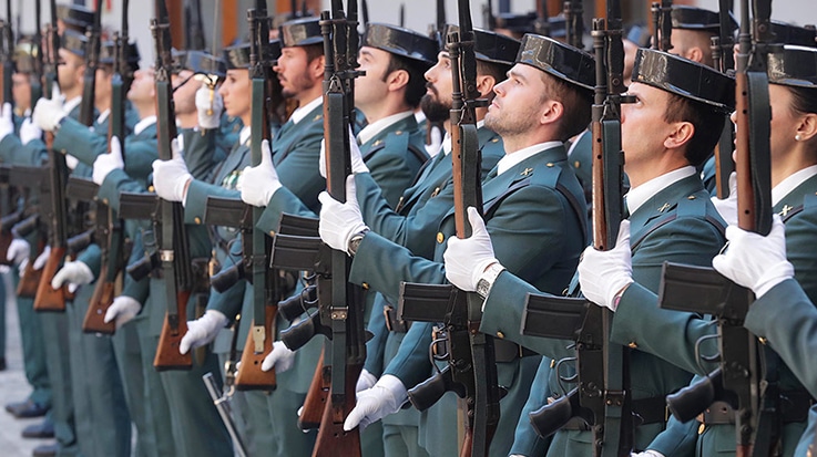 Guardias civiles en formación con fusiles